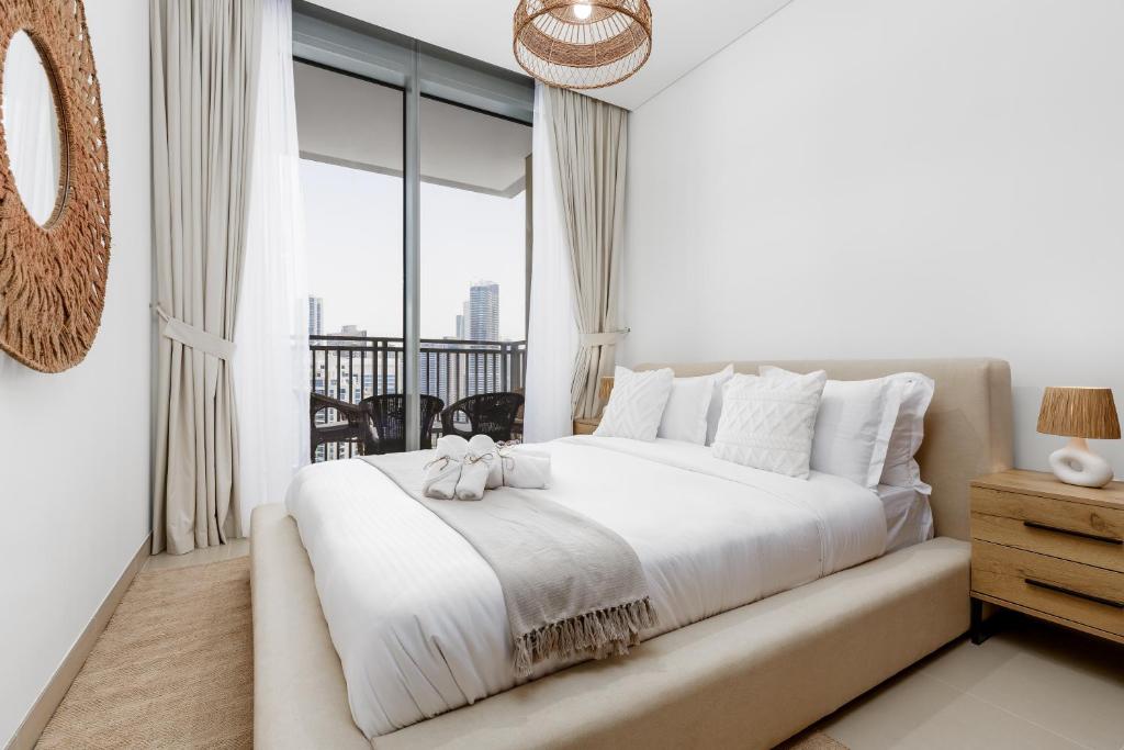 Waves Holiday Homes - High-Rise Elegance 2BR Apt with Marina Views