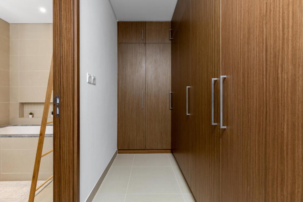 Waves Holiday Homes - High-Rise Elegance 2BR Apt with Marina Views