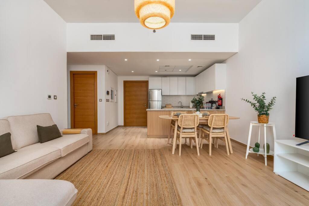 Large 2 bedroom - metro at 2 min