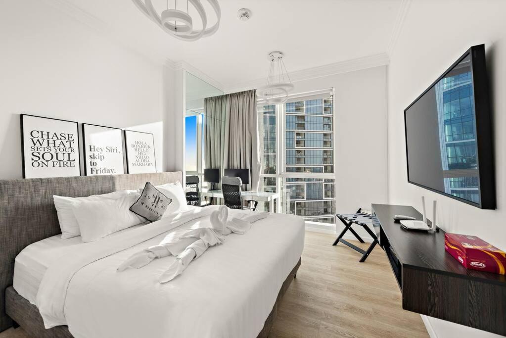 FIRST CLASS 2BR Vibrant Waterfront District