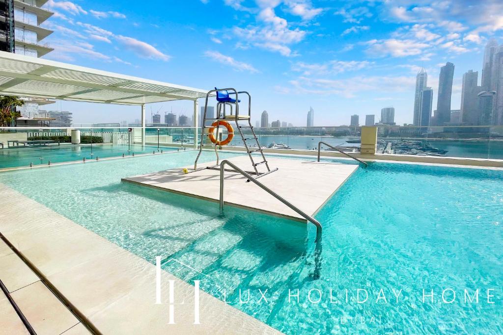 LUX The Marina Vista Beachfront Suite 2