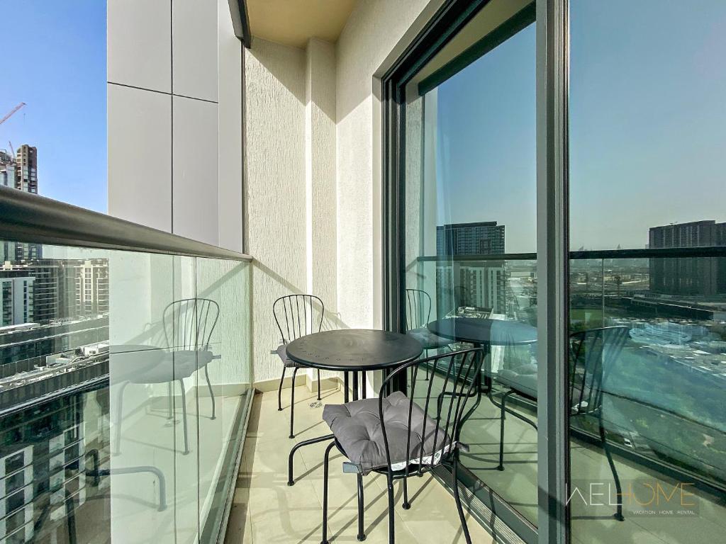 هتل ول‌هوم - چرمینگ آپت ویت سیتی لایتس این سوبها ویوز - WelHome - Charming Apt With City Lights in Sobha Waves