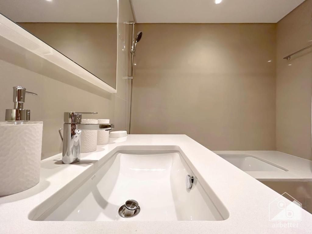 Luxurious Living in 2B with Burj & Fountain Views