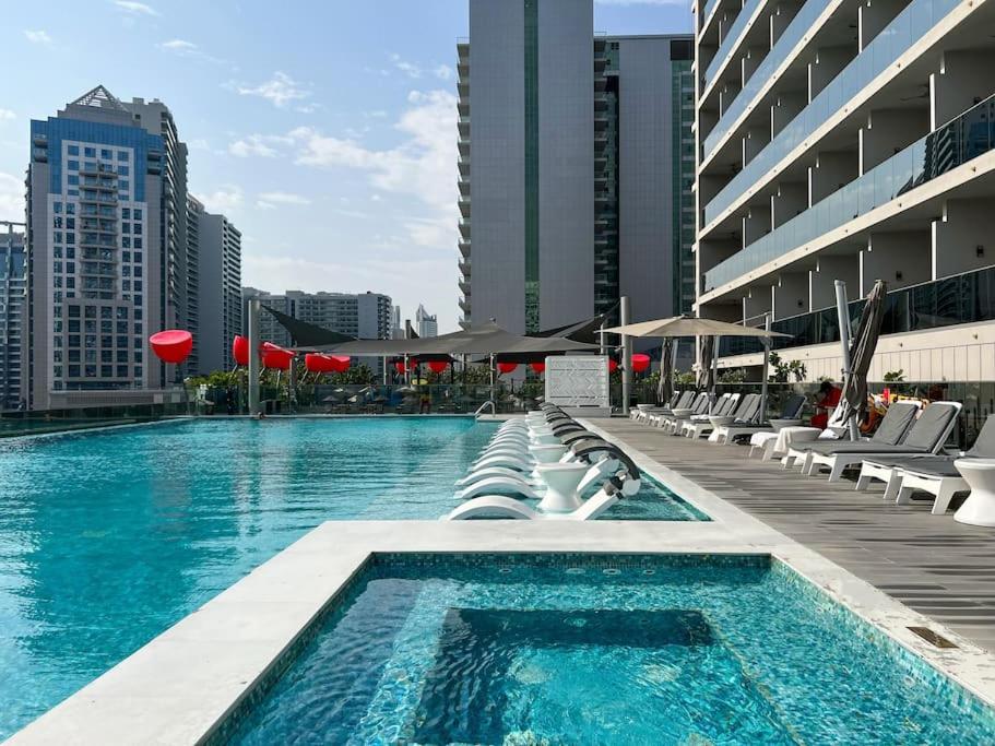هتل اسپیشس استودیو ویت سیتی ویوز - Spacious Studio With City Views