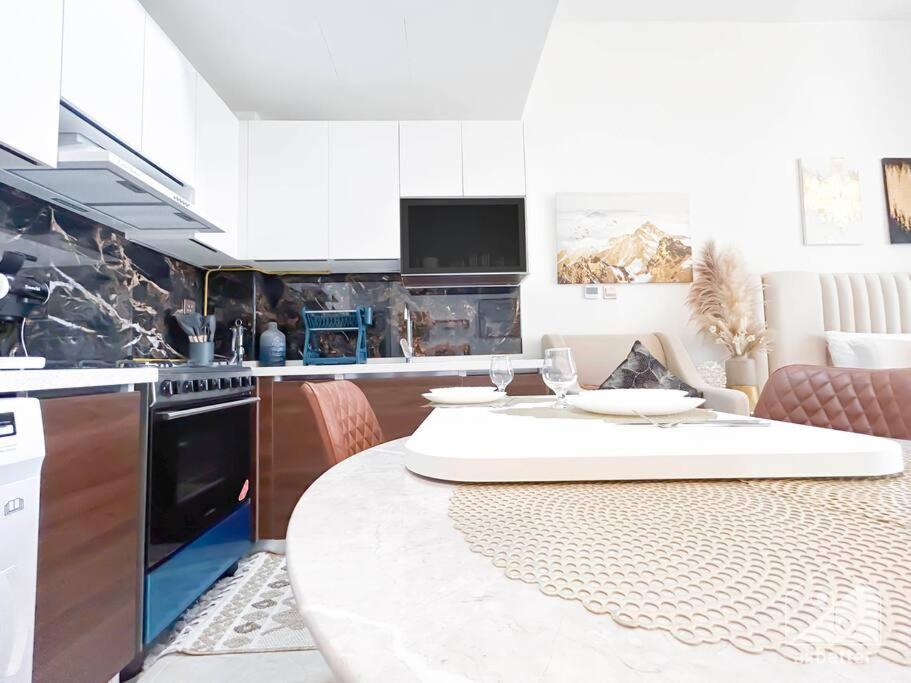 Modern Studio with Balcony in Arjan