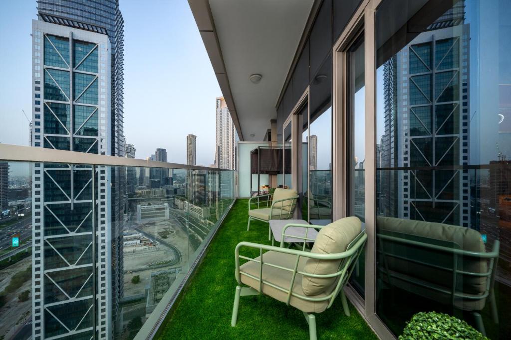 64th floor rooftop pool offering amazing Burj Khalifa views, 2BR apartment in Paramount Hotel Midtown