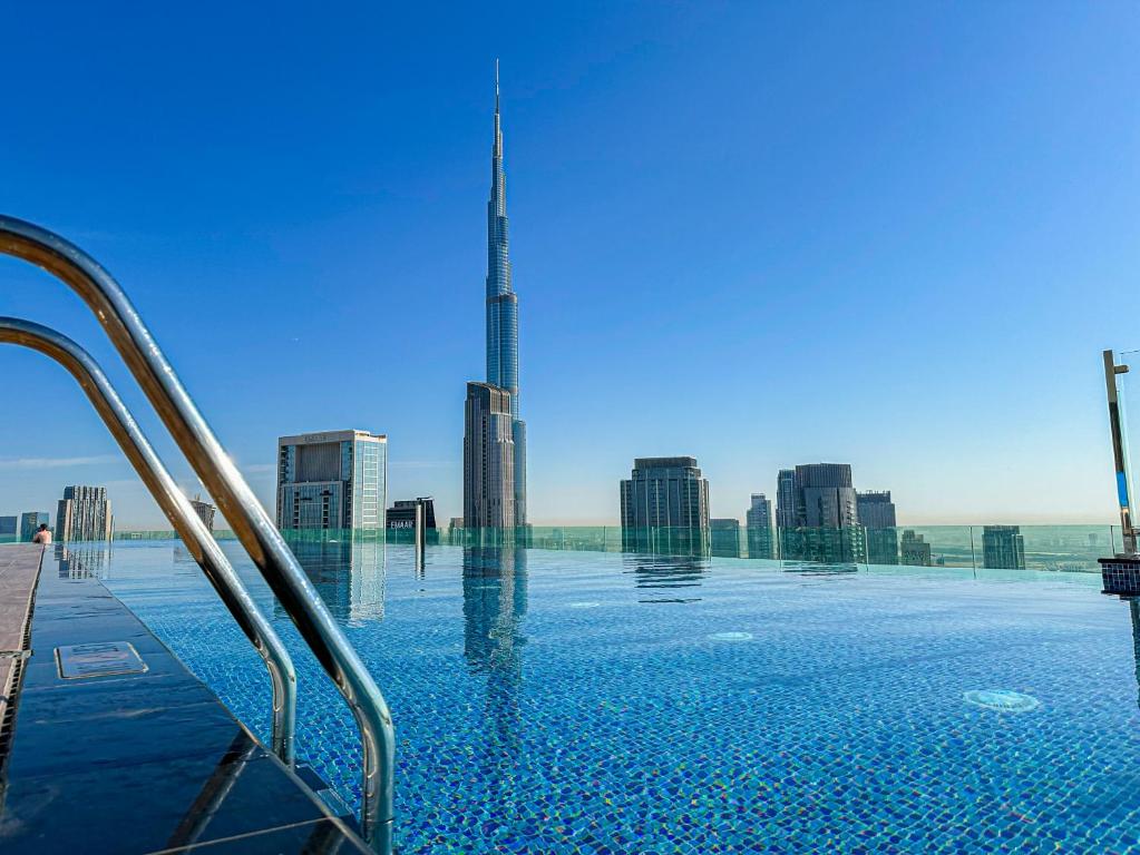 64th floor rooftop pool offering amazing Burj Khalifa views, 2BR apartment in Paramount Hotel Midtown