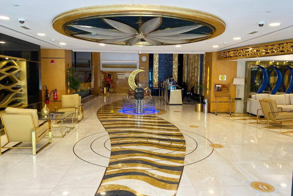 Glass Window Apartment with Palm & Sea View - Marina