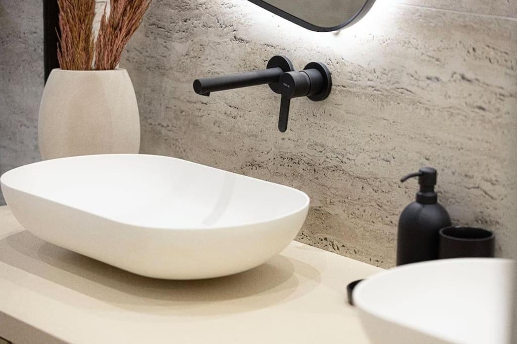 Huge Luxury 2 Bedroom Facing The Burj Khalifa