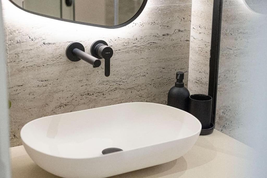 Huge Luxury 2 Bedroom Facing The Burj Khalifa