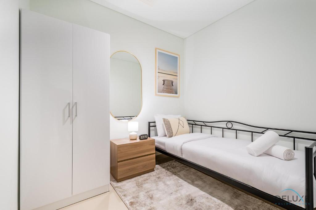 Deluxe 3BR Apartment with Assistant Room at Act One Act Two Tower 2 in Downtown Dubai by Deluxe Holiday Homes