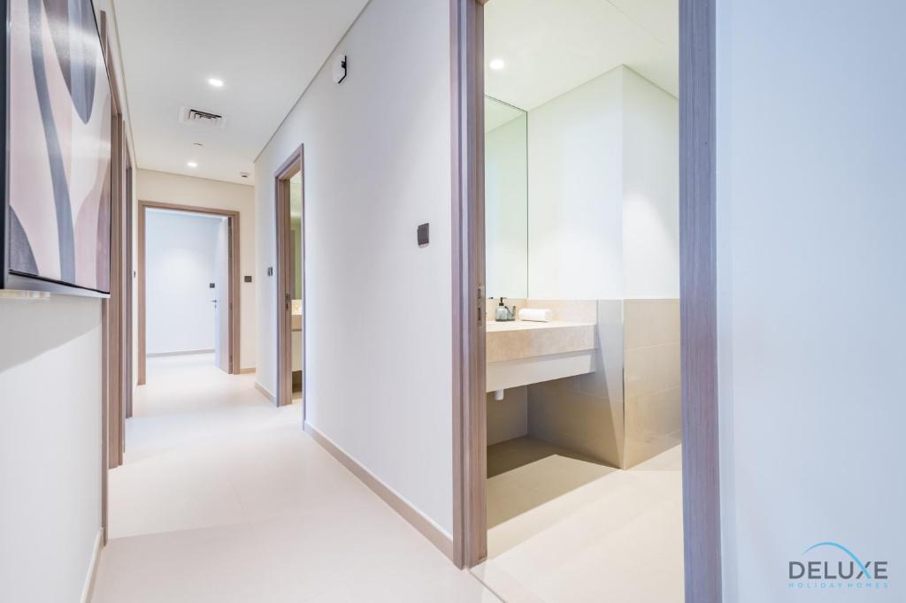 Deluxe 3BR Apartment with Assistant Room at Act One Act Two Tower 2 in Downtown Dubai by Deluxe Holiday Homes