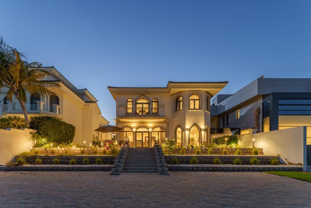 هتل استانینگ ویلا ویت پرایوت پول اند بیچ اکسس Stunning Villa with private pool & beach access