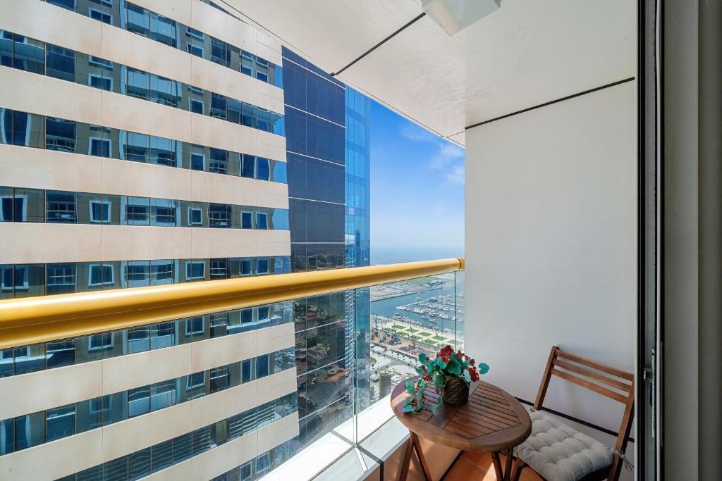 Marina Spacious and Comfy 1BR next to Dubai Harbour