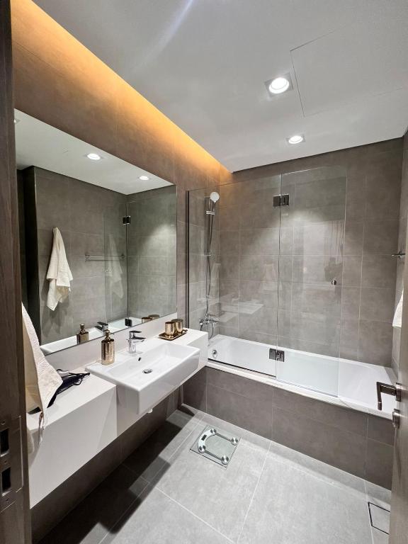 هتل منزل - ۱ بی آر آپارتمان در ام بی آر سیتی با دسترسی به لاگون و ویو برج - Manzil - 1BR apartment in MBR City with Lagoon Access & Burj View