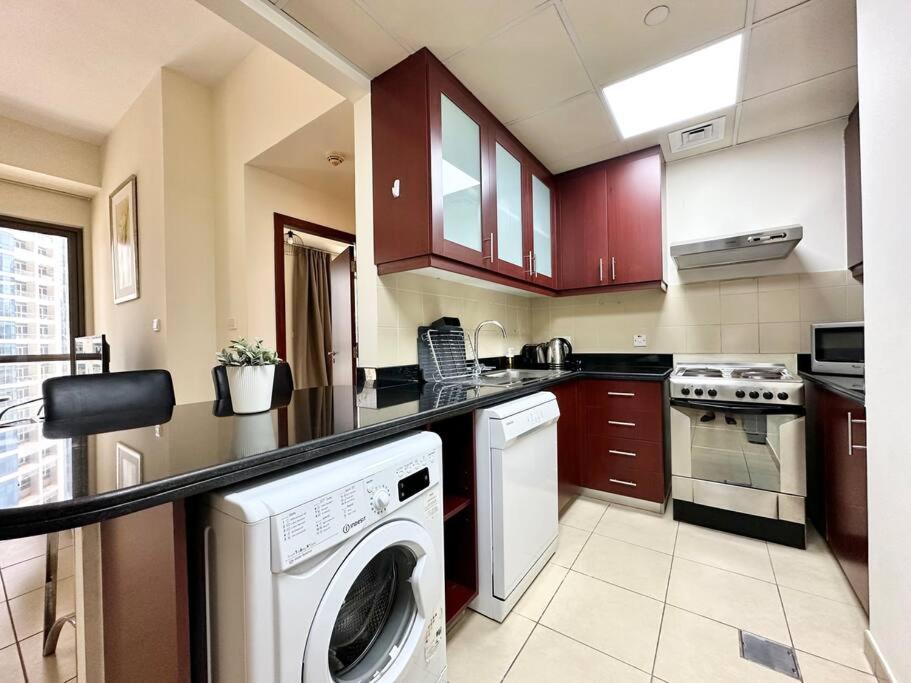 Stunning Marina Views - Sleeps 4