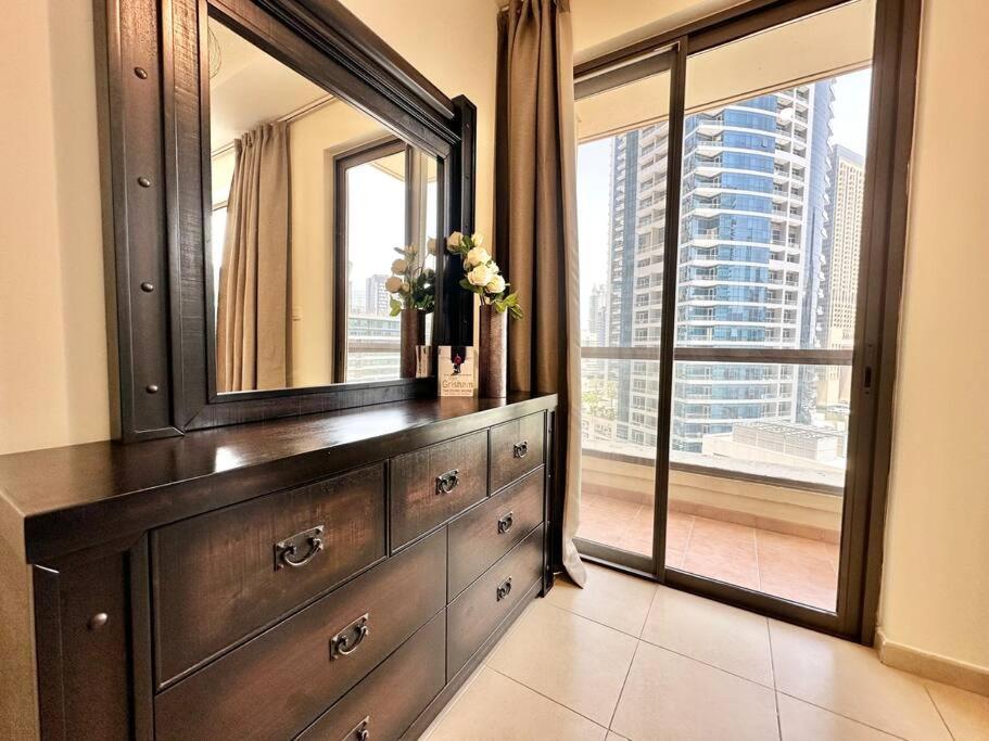 Stunning Marina Views - Sleeps 4