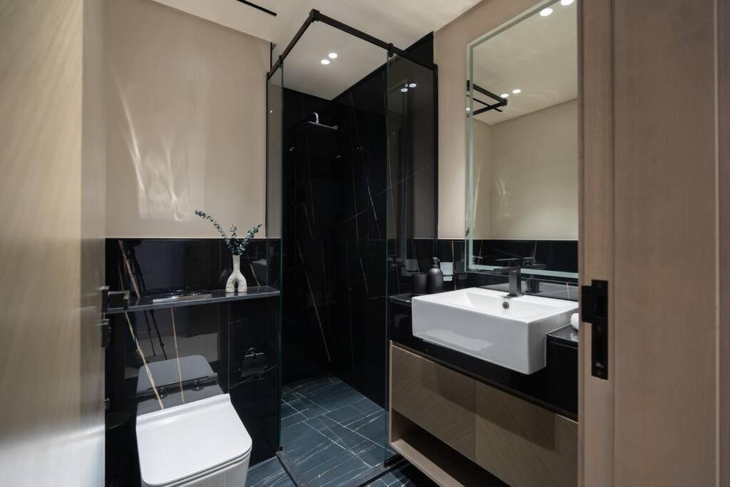 هتل لاکچری فرنیشد ۲ بی‌آر این بیزینس بی ویث کانال ویو - Luxury Furnished 2 BR in Business Bay with Canal View