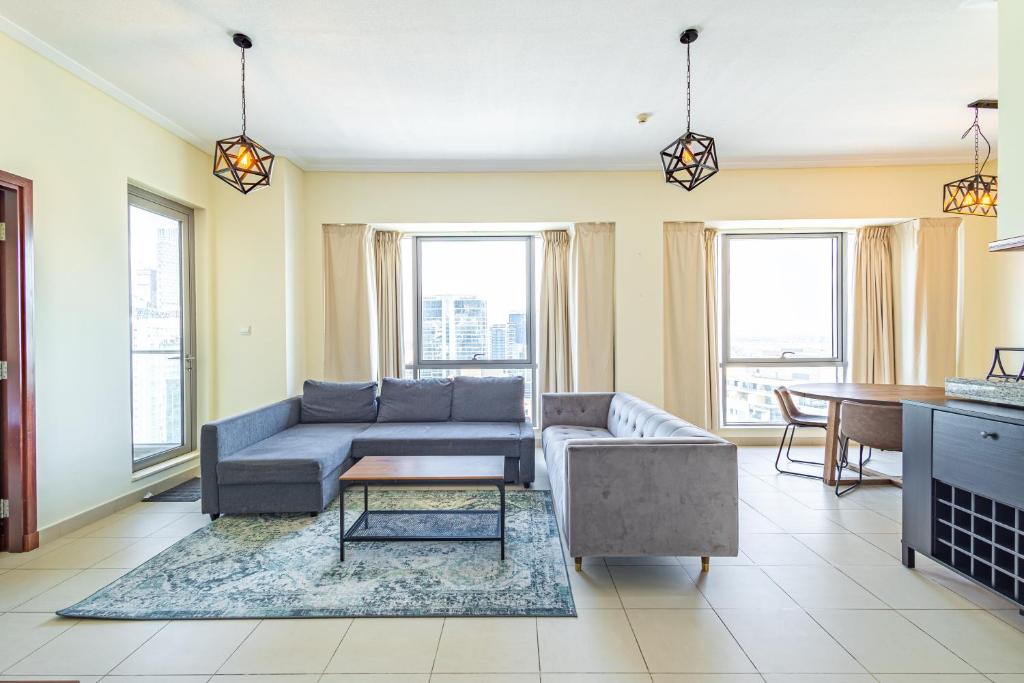 هتل سوپر هاست - شیک داون تاون لیوینگ ۱ بی آر این دبی's ساوت ریج ۵ - SuperHost - Chic Downtown Living 1BR in Dubai's South Ridge 5