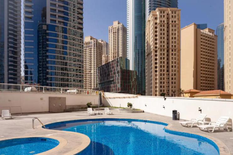 هتل وز هالیدی هومز - چامینگ آپت ویت بالکونی، مینوتس فروم د بیچ - Waves Holiday Homes - Charming Apt With Balcony, Minutes From The Beach