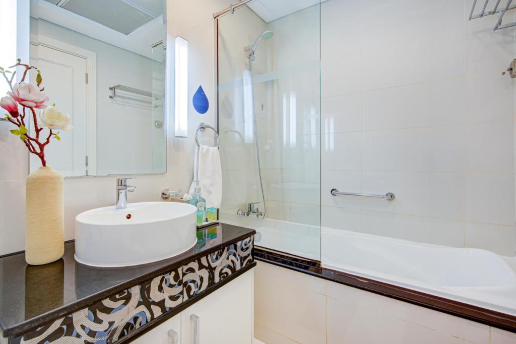 Beyond Luxury Two Bedroom Apartment in The Signature / Damac, Downtown