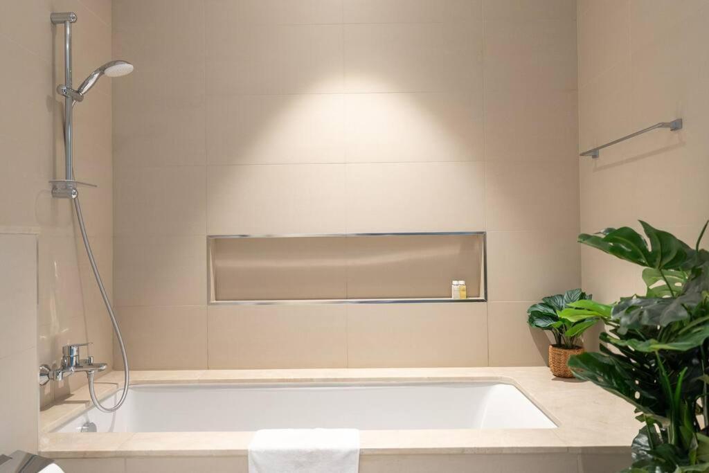 Dubai Mall, Burj Khalifa Apt DV1-1901