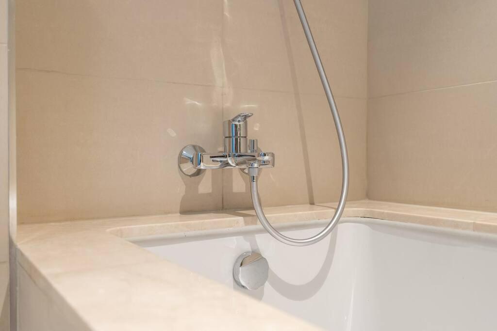 Dubai Mall, Burj Khalifa Apt DV1-1901