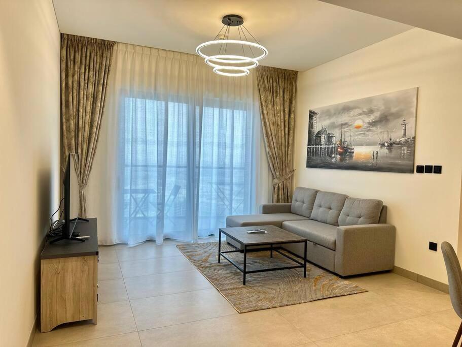 هتل استکیشن هالیدی هومز این صبھا ویوز گرانده - Staycation Holiday Homes In Sobha Waves Grande