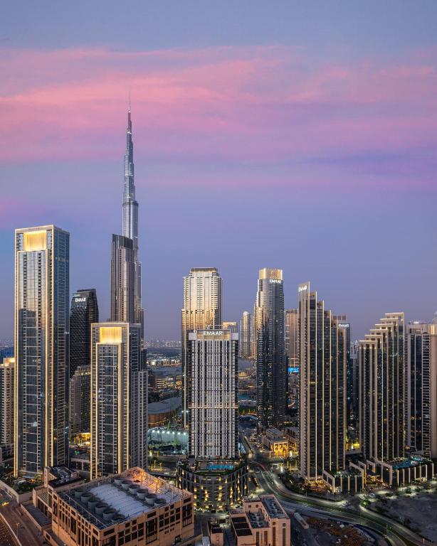 Game apartment with PS5 and Arcade, Burj views, 64th floor Rooftop pool in Paramount Hotel Midtown