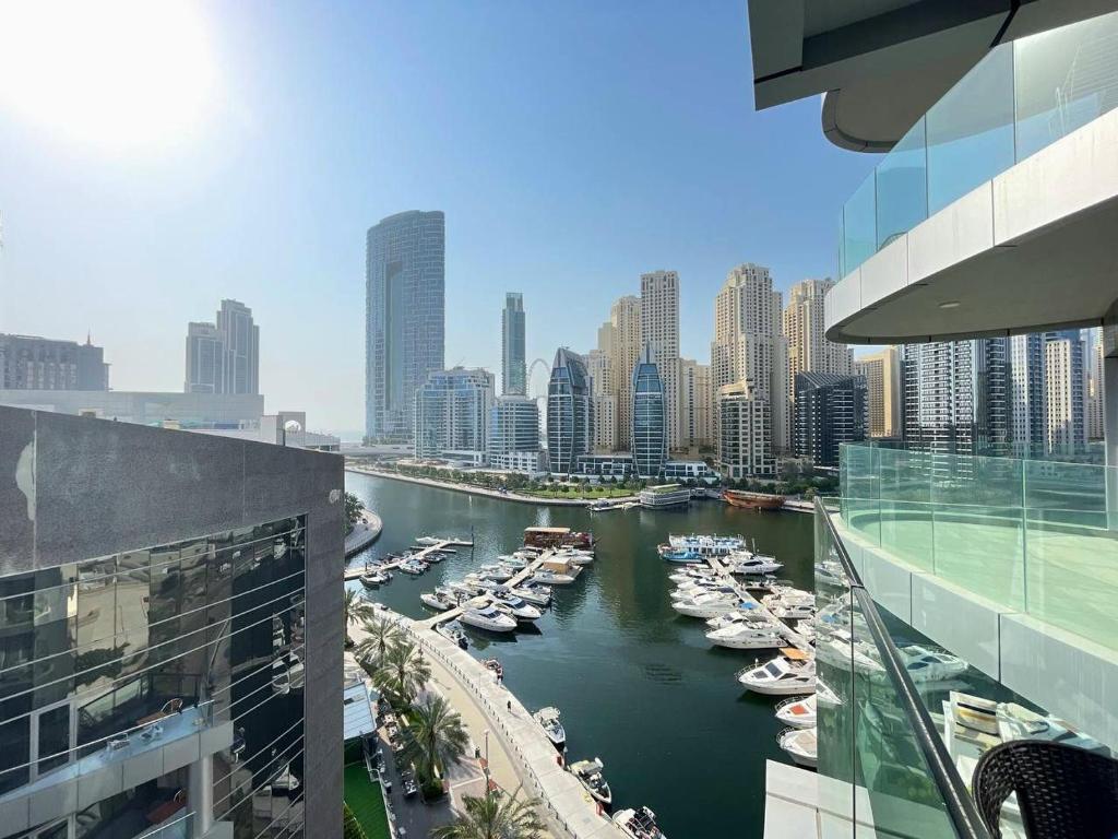 هتل دبی مارینا واک جم مدرن آپت ویت پول اند جیم اکسس، استپس تو بیچ اند مترو - Dubai Marina Walk Gem Modern Apt with Pool & Gym access, Steps to Beach & Metro