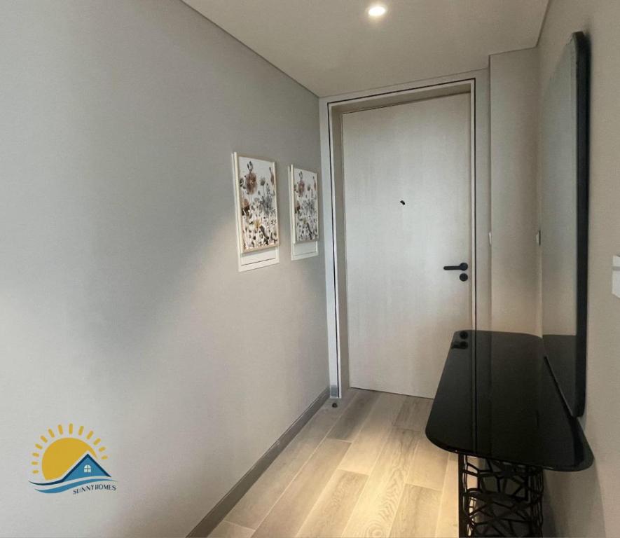 Dubai Marina Walk Gem Modern Apt with Pool & Gym access, Steps to Beach & Metro