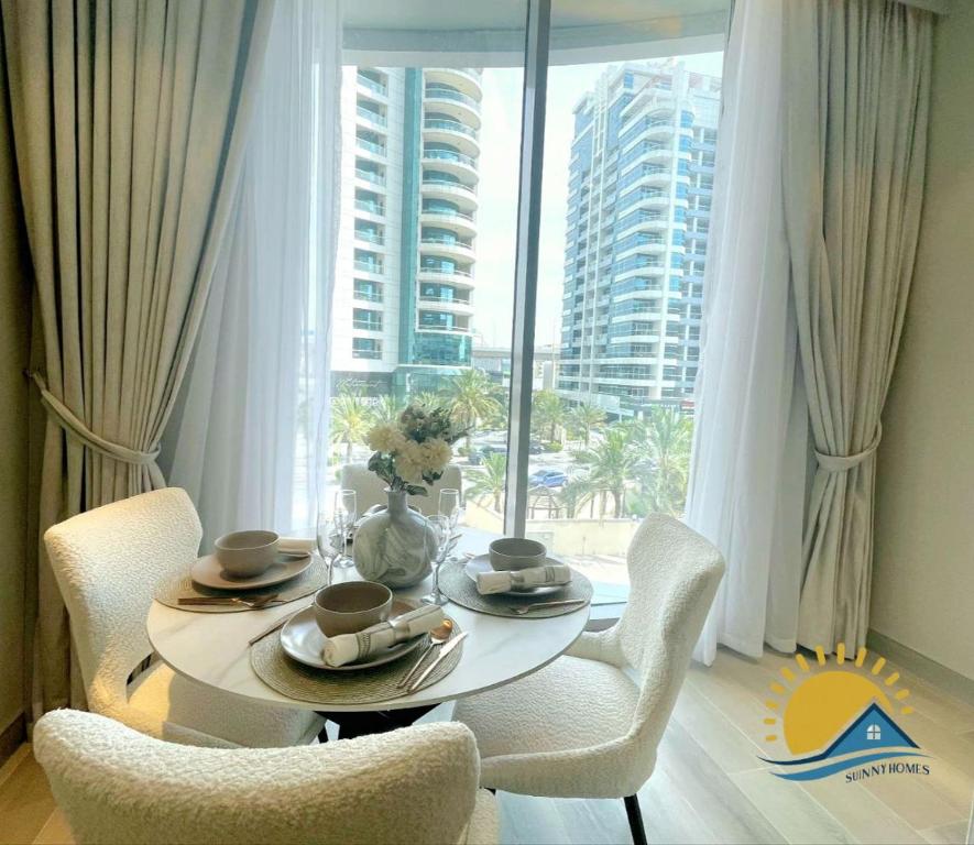 Dubai Marina Walk Gem Modern Apt with Pool & Gym access, Steps to Beach & Metro