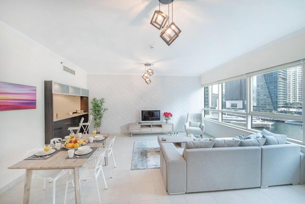 هتل فِرست کلس ۱ بی‌آر سافیس‌تیکَتِد اوربَن اسکِیپ - FIRST CLASS 1BR Sophisticated Urban Escape