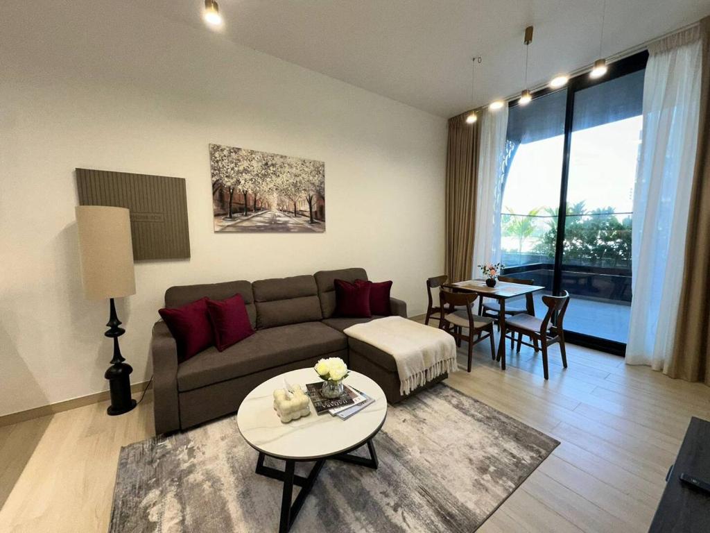 1 Bedroom In Jvc With Private Access To The Pool