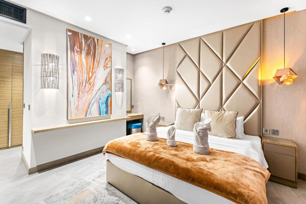 هتل فِرْست کلاَس 2 بی آر الِوِیتِد لَکْشُری ویت تِرَس - FIRST CLASS 2BR Elevated Luxury with Terrace