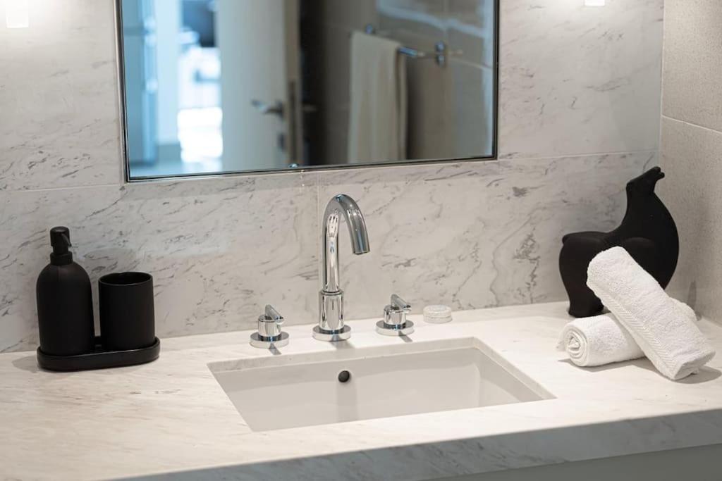 52nd Floor Unique 1 Bedroom