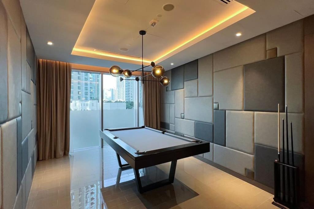 52nd Floor Unique 1 Bedroom