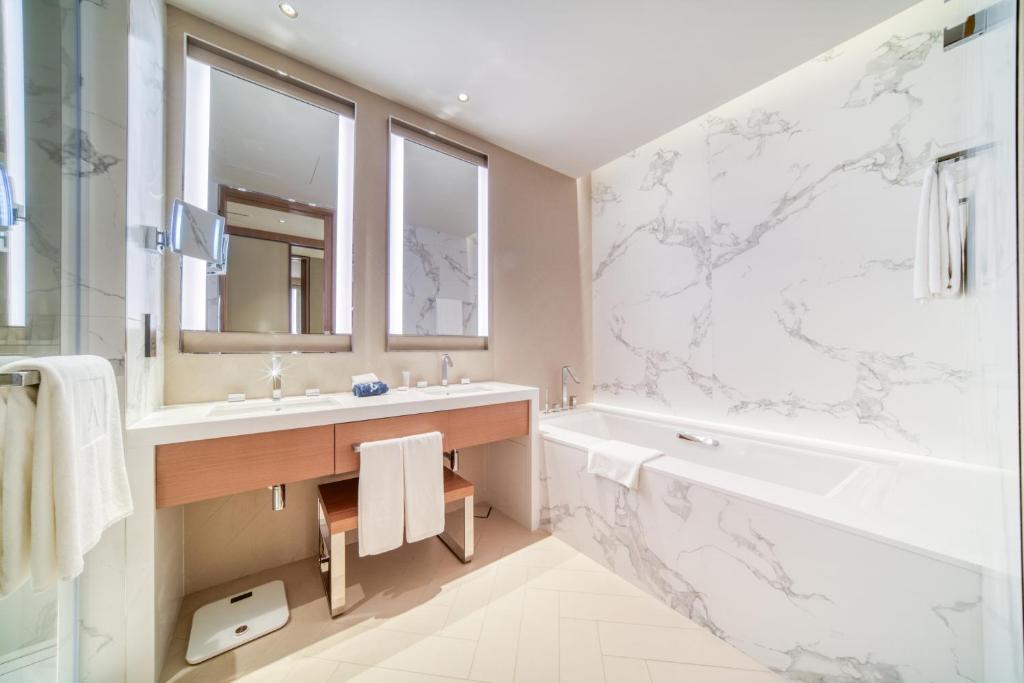 Luxury Minimalist Apartment With Spectacular City Views