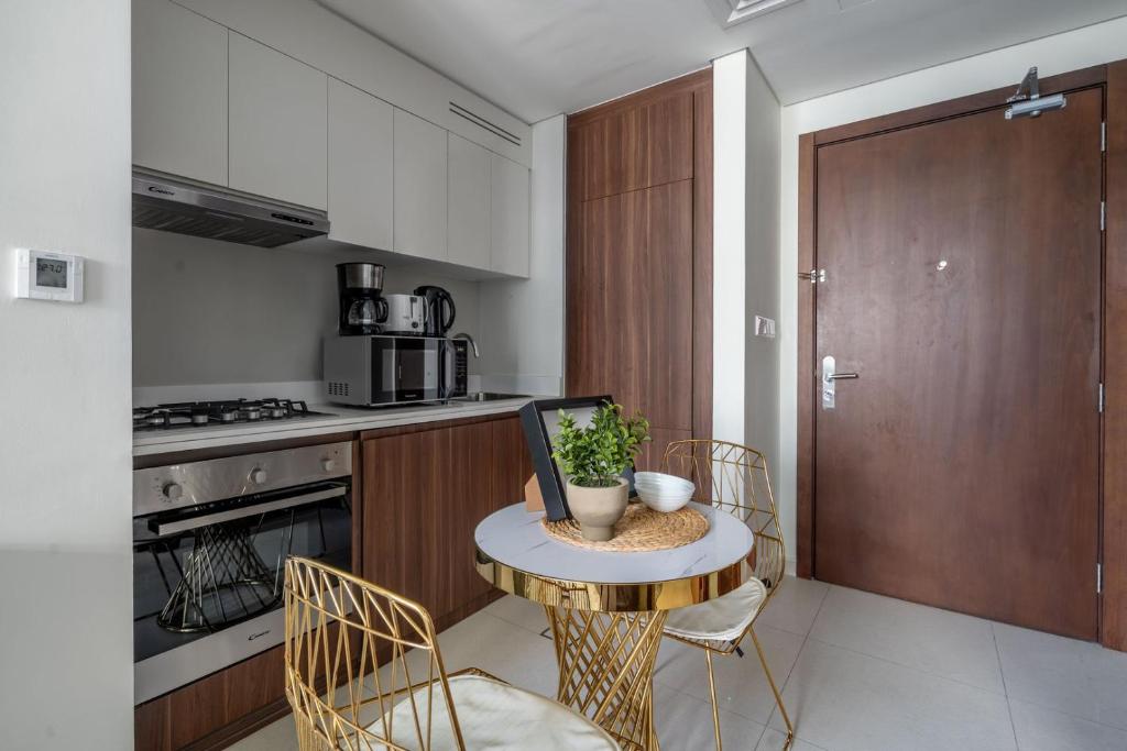 هتل گست‌ردی - مدرن لیوینگ ات ریوا رزیدنس - GuestReady - Modern living at Reva Residence