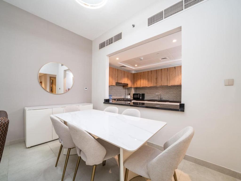 LUXFolio Retreats - Expansive Terrace