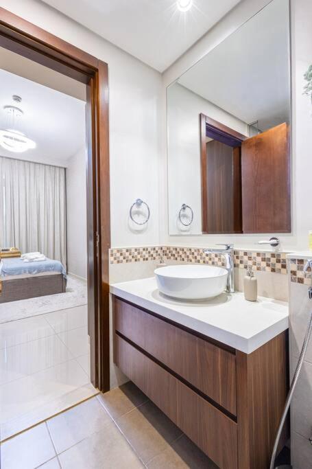 Elegant 2BR Apartment in Business Bay - Burj View - Gym & Pool