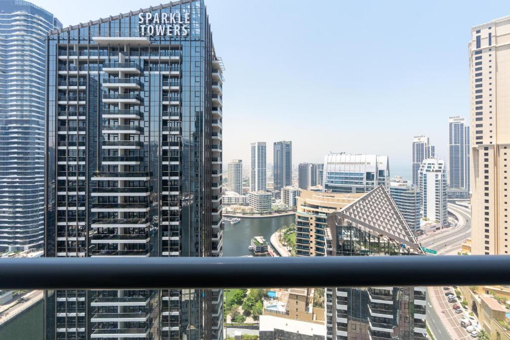 Lavish 2-Bedroom Home in Marina