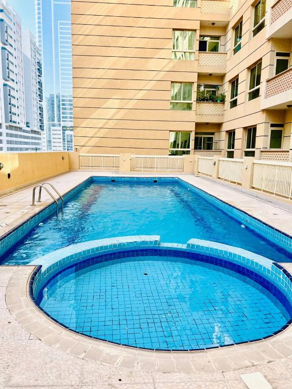 هتل کوذِ ۲ بِنْدْروم آپارتْمِنت این ال نَهْدا دُبِی - Cozy 2 Bedroom Apartment in Al Nahda Dubai