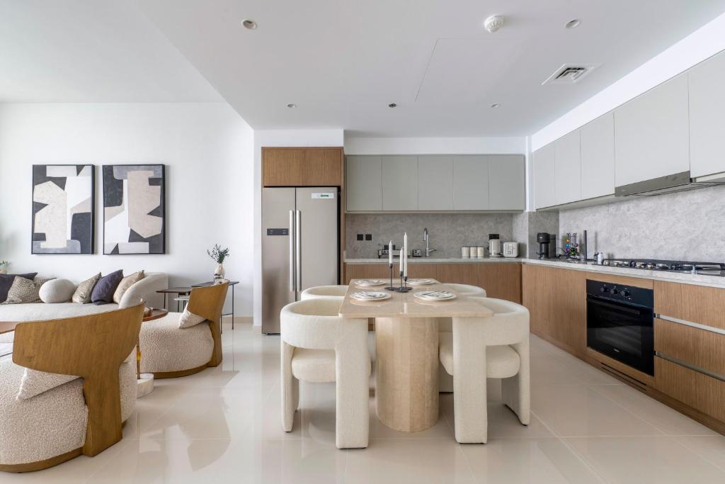 هتل ۲ بی آر بیچفرانت جم ویت دازلینگ ویوز آف د پالم - 2BR Beachfront Gem with Dazzling Views of the Palm