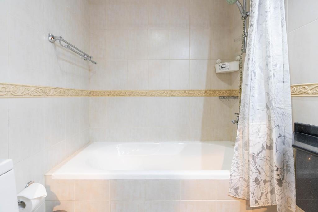 هتل گراندر پنت هاوس وید بیچ اکسس اند پالم ویوز - Grandeur Penthouse with beach access & Palm views