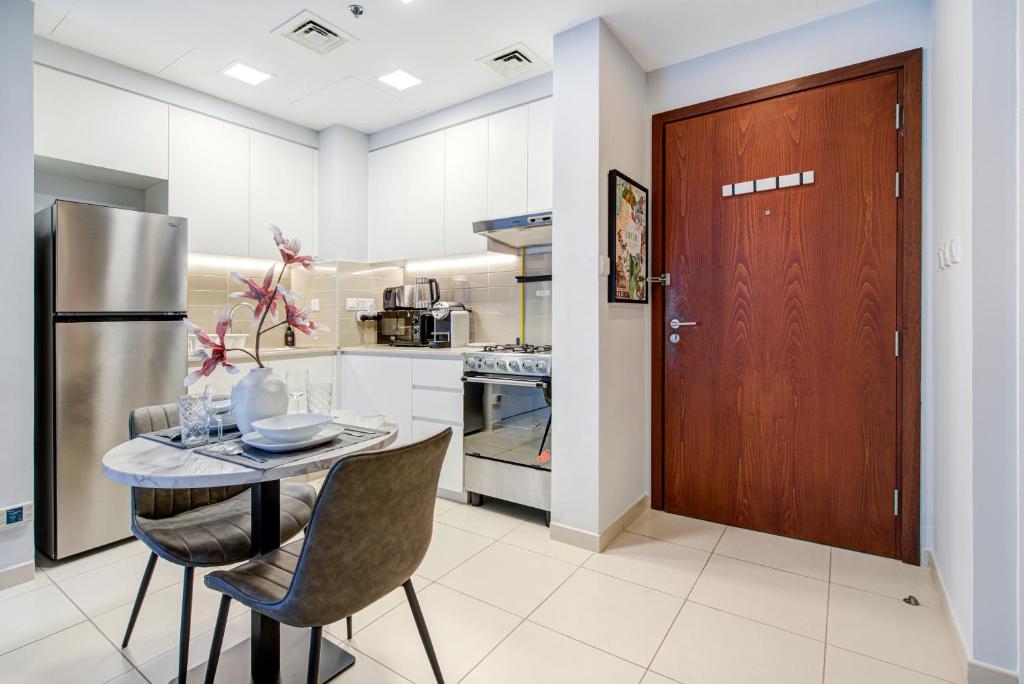هتل تروفی - دیسکاور ترنکیلیتی لیوینگ این دز سلیک سنکچوری - Trophy - Discover Tranquility Living in this Sleek Sanctuary