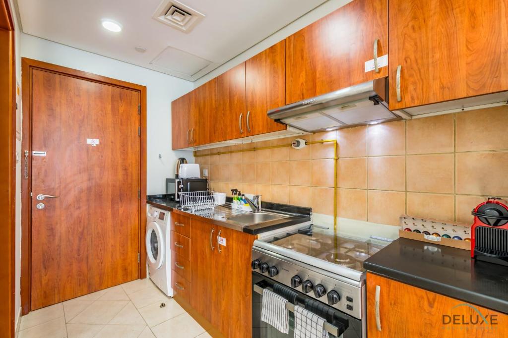 هتل کامفرتبل استودیو ات د کراسنت تاور سی، دوبی پروداکشن سیتی بای دلاکس هالیدی هومز - Comfortable Studio at The Crescent Tower C, Dubai Production City by Deluxe Holiday Homes