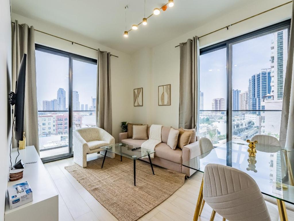 هتل استنینگ آپت وید آرتفول اینتیریور اند اوربان ویوز - Stunning Apt with Artful Interior and Urban Views