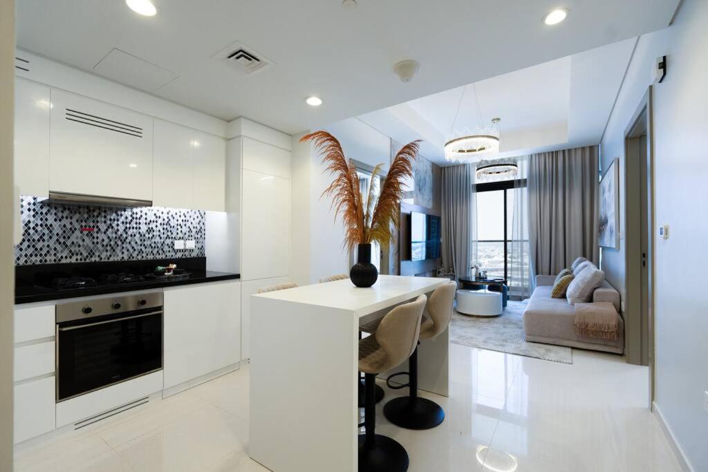 هتل اِلِگنت ۲ بی آر این آیکون سیتی تاور سی - Elegant 2 BR in Aykon City Tower C