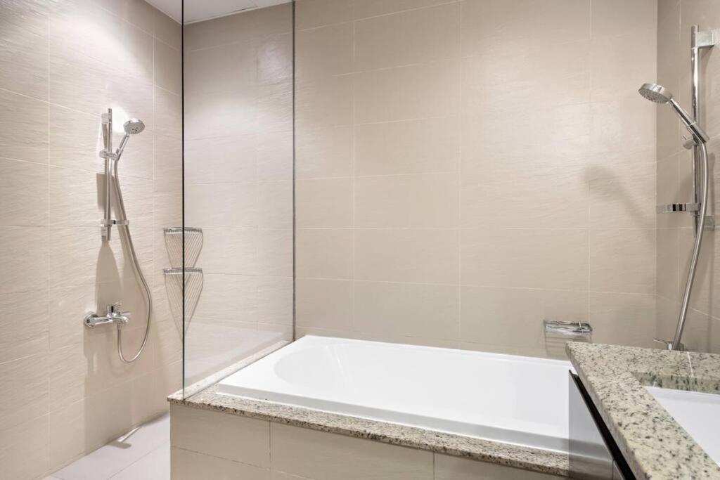 هتل فیرست کلاس ۲ بی آر ترانکویل پام هیوِن - FIRST CLASS 2BR Tranquil Palm Haven